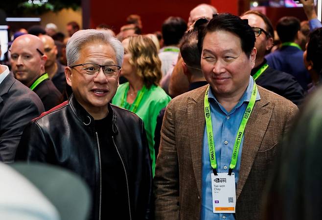 엔비디아 젠슨 황 CEO와 최태원 SK그룹 회장이 GTC 2026 현장에서 대화를 나누는 모습. / 사진=로이터, 연합뉴스