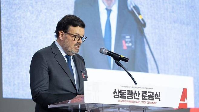 준공식에서 환영사를 하는 루이스 블랙