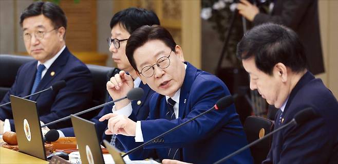 이재명 대통령이 17일 정부세종청사에서 열린 국무회의에서 구윤철 부총리 겸 재정경제부 장관에게 조세지출제도를 점검해달라고 당부하고 있다. 이 대통령은 또 중동 사태 장기화에 따른 원유 공급난 관련 대책으로 자동차 5부제, ﻿‘전쟁 추경(추가경정예산)’ 신속 편성 등을 주문했다.  김범준 기자