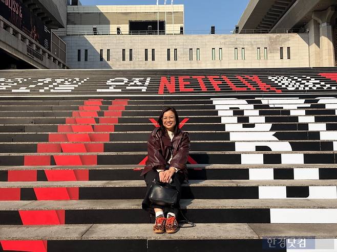 다나카 씨가 세종문화회관 야외 계단에서 포즈를 취하고 있다. / 사진=이수 기자