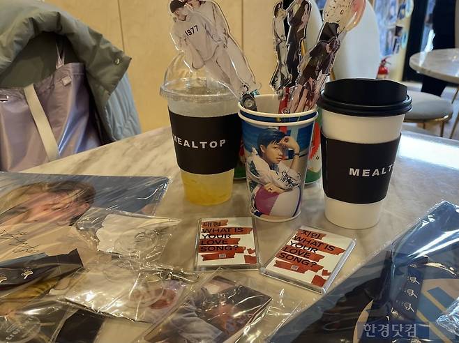 케이코 씨와 코모코 씨가 구매한 BTS 굿즈. / 사진=케이코 씨 제공