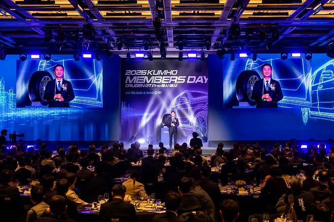 금호타이어 대표이사 정일택 사장이 17일 그랜드 하얏트 호텔에서 열린 ‘2026 금호 멤버스데이’ 행사에서 신제품 ‘크루젠 GT Pro’을 공개하며 인사말을 하고 있다. 금호타이어 제공
