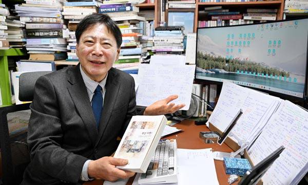 학술서 ‘부산 지명의 연원과 변천 연구’를 쓴 이근열 저자가 지난 10일 부산 동래구 온천동 비갠메부산문화연구소에서 책에 관해 설명하고 있다. 김성효 선임기자 kimsh@kookje.co.kr