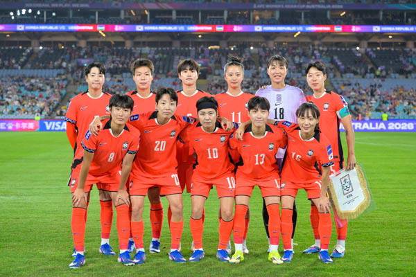 여자 축구 대표팀이 AFC컵 8강 경기 전 포즈를 취하고 있다.   대한축구협회 제공