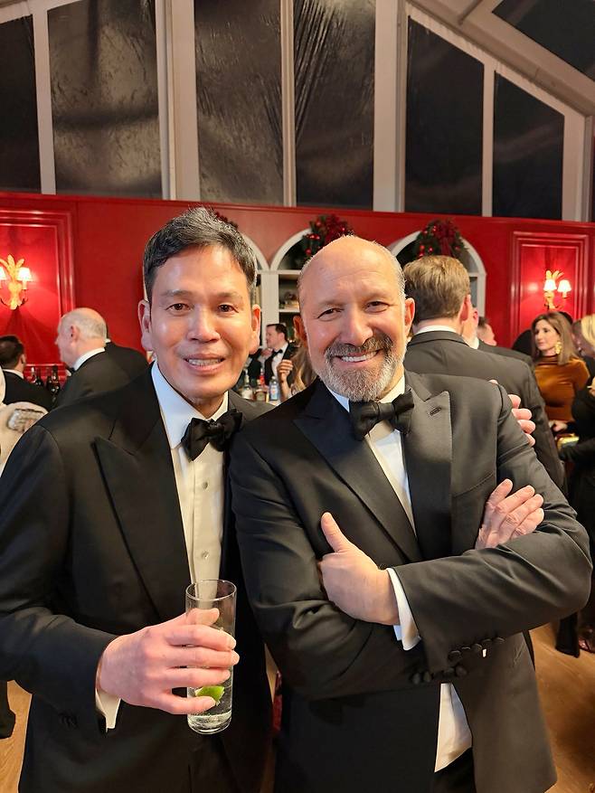 Shinsegae Group Chairman Chung Yong-jin, left, and U.S. Commerce Secretary Howard Lutnick pose for a photo during a Christmas dinner held at the official residence of U.S. Vice President JD Vance in Washington on Dec. 12, 2025. [SHINSEGAE GROUP]