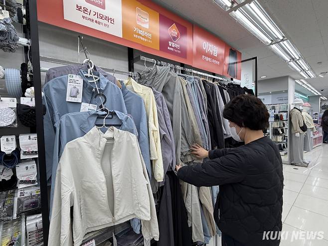 박모(61·여)씨가 의류 코너에서 바람막이를 살펴보고 있다. 심하연 기자