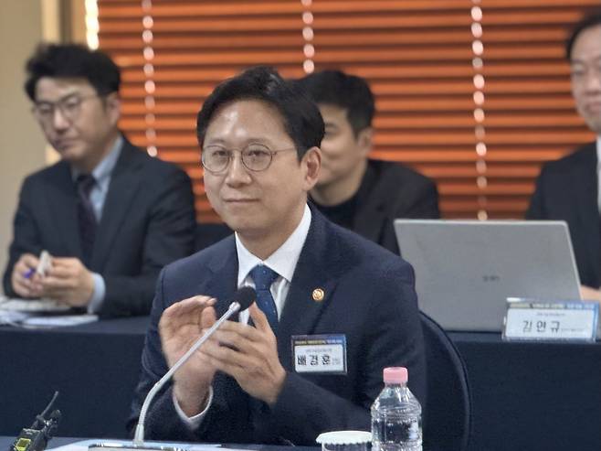 배경훈 부총리 겸 과기정통부 장관이 17일 ‘K-엔비디아 육성 프로젝트’ 추진을 위한 민관 합동 간담회에 참석해 국내 NPU 팹리스 5개사 관계자들과 인사하고 있다. 임성영 기자.