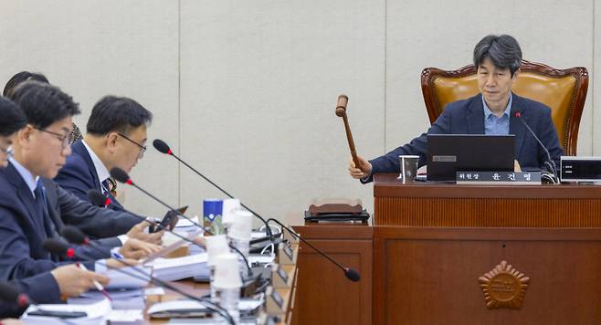 국회 행정안전위원회 법안심사제1소위원회 위원장인 윤건영 더불어민주당 의원이 17일 서울 여의도 국회에서 법안소위에서 중대범죄수사청 법안을 상정하고 있다. 연합뉴스