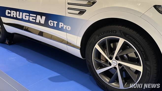 크루젠 GT Pro가 장착된 차량의 모습. 크루젠 GT Pro는 전기차의 초키 높은 토크로 인한 가속 쏠림 특징을 방지하기 위해 지그재그 우상향 패턴 디자인을 적용했다. 김수지 기자