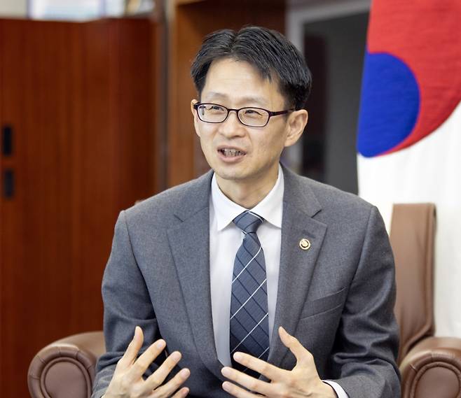 &nbsp;17일 서울지방조달청에서 이석환 한국정책학회장과 공공조달의 전략적 활용 방안을 논의하는 백승보 조달청장. 조달청