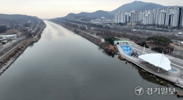 인천시가 경인아라뱃길 일대의 관리 권한이 없어 시 주도의 개발에 한계가 있다는 지적이 나온다. 사진은 지난 11일 인천 서구 시천나루 선착장 일대 경인아라뱃길. 경기일보DB