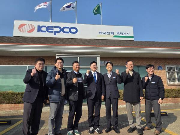 더불어민주당 박찬대 국회의원(연수갑)이 한국전력공사 백령지사를 방문해 관계자들과 기념촬영을 하고 있다. 박귀빈기자