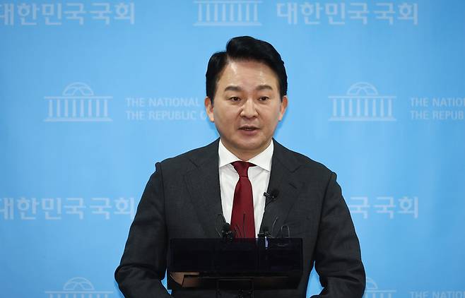 원희룡 전 국토교통부 장관이 12일 국회에서 윤석열 대통령 탄핵 심판 관련 헌법재판소 규탄 기자회견을 마친 후 취재진 질문에 답하고 있다. 2025.2.12 / 사진=연합뉴스