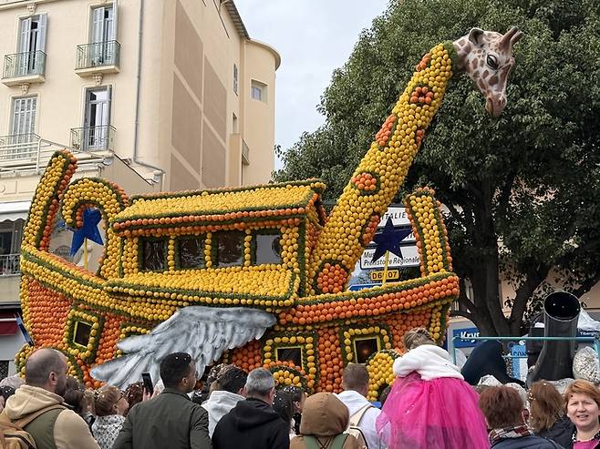 망통 레몬축제 금빛 과일 퍼레이드.  /사진= 강예신 여행+ 기자
