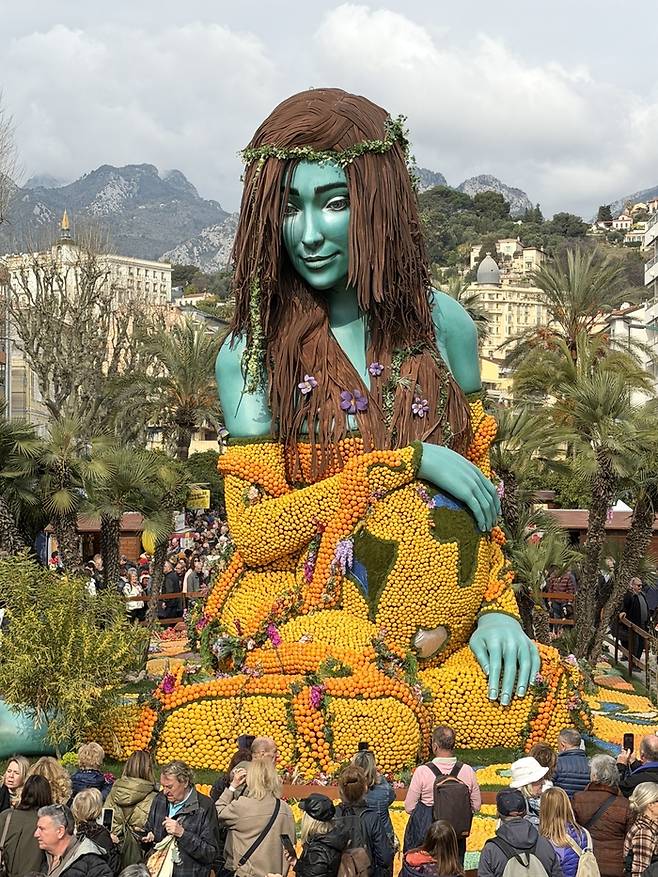 ‘지구를 임신한 여성’ 조형물.  /사진= 강예신 여행+ 기자