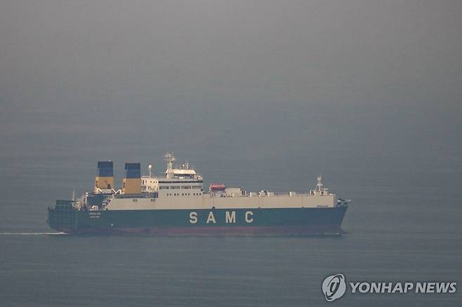 호르무즈 해협 항해하는 화물선. [연합뉴스]