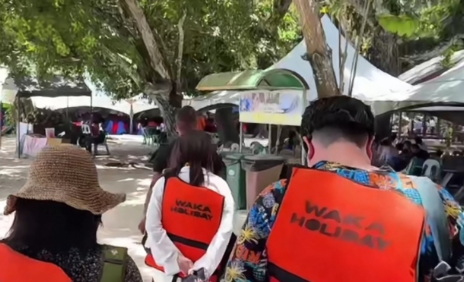 말레이시아에서 스노클링 중 물에 빠진 한국 여성을 중국인 관광객들이 구조해 화제다. [중화왕 캡처]