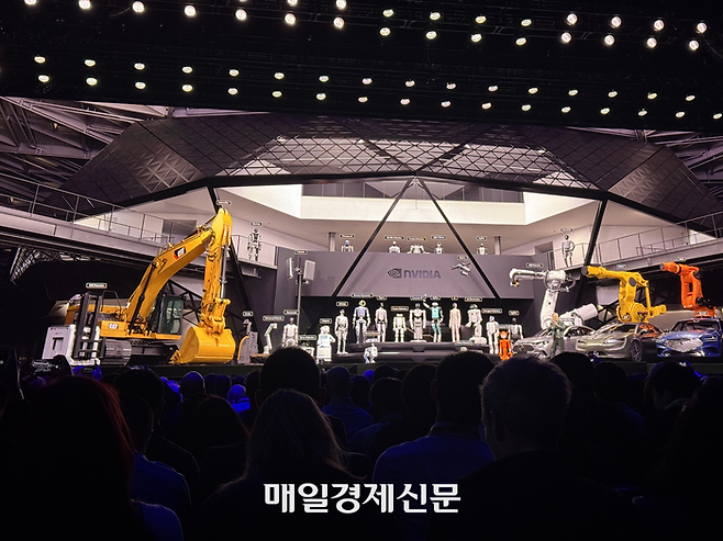 16일(현지시간) 젠슨 황 엔비디아 최고경영자(CEO)가 미국 캘리포니아주 새너제이 SAP센터에서 열린 GTC 2026에서 엔비디아의 피지컬 AI 파트너사를 소개하고 있다. 맨 오른쪽에 현대자동차그룹의 제네시스 차량 이미지가 등장한다. [사진 = 정호준 기자]