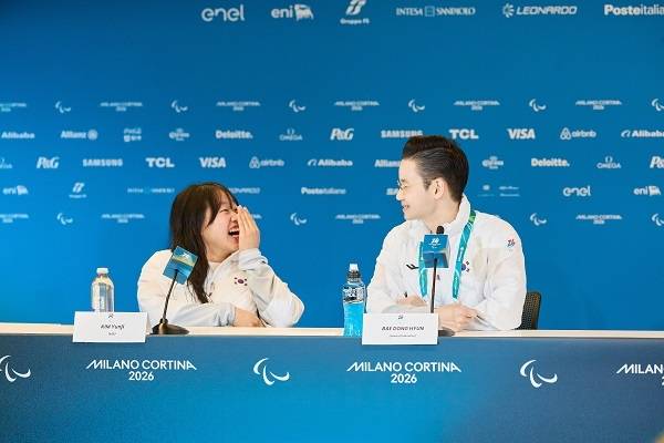 < 배동현 회장(오른쪽)과 김윤지 선수(왼쪽)가 기자회견장에서 밝게 웃고 있다 /  BDH재단 제공 >