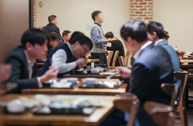 서울 시내 한 구내식당에서 직장인들이 식사를 하고 있다. [연합뉴스]