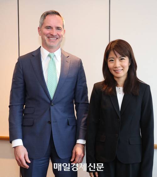 크리스토프 하만 한국머크 헬스케어 대표(왼쪽)와 야팅 레이 머크그룹 글로벌 사업 개발 및 라이선싱(BD&L) 디렉터는 매경과 인터뷰에서 K바이오의 경쟁력을 높이 평가했다. 두 사람은 글로벌 시장의 판도를 바꿀 ‘게임 체인저’로 함께 비상하자고 손을 내밀었다. <이승환 기자>
