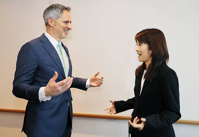 크리스토프 하만 한국머크 헬스케어 대표(왼쪽)와 야팅 레이 머크그룹 글로벌 사업 개발 및 라이선싱(BD&L) 디렉터가 한국 바이오 생태계와 머크의 글로벌 전략에 대해 이야기하며 웃고 있다. <이승환 기자>