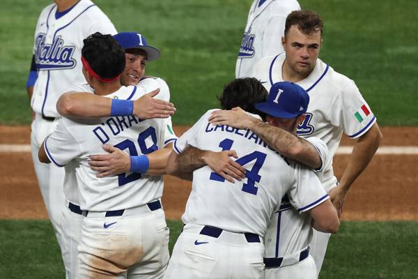 경기가 끝난 뒤 이탈리아 선수들이 서로를 격려하고 있다. 사진= Getty Images/AFP= 연합뉴스 제공