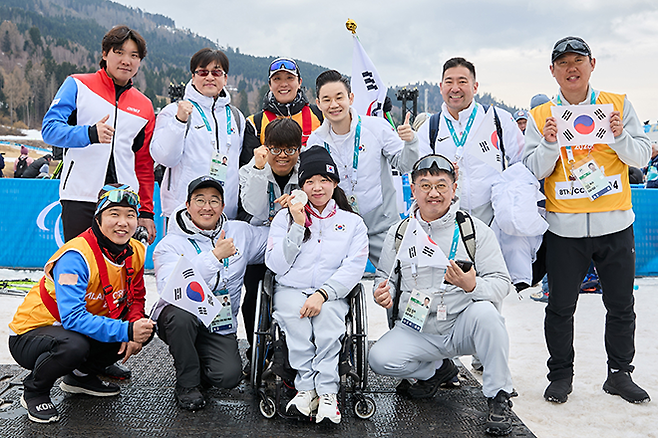 배동현 이사장과 노르딕스키 국가대표팀이 기념 촬영을 하고 있다. 사진=BDH재단