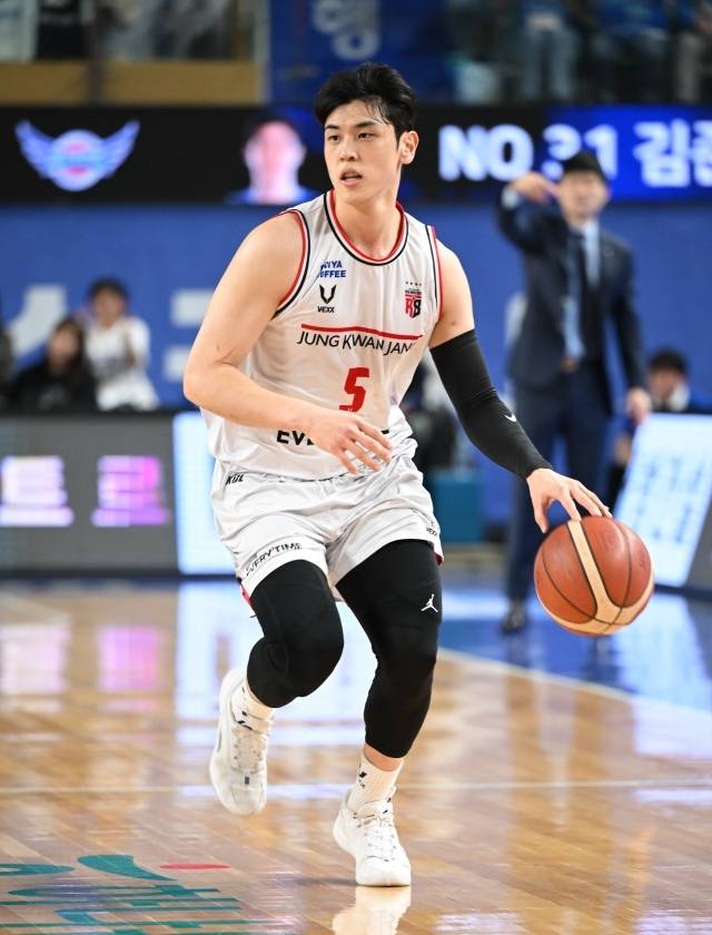 에이스 변준형은 단 19분 24초를 소화, 부상을 의심케 했다. 최근 경기력이 좋았던 그였고 한국가스공사전 역시 14점 2리바운드를 기록, 좋은 모습을 보였기에 짧은 출전 시간은 부상이 아니면 이해하기 힘든 일이었다. 사진=KBL 제공