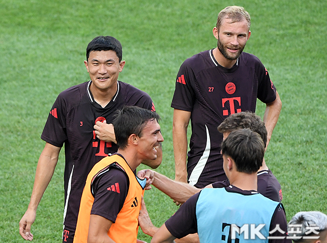 미소 짓는 김민재와 콘라트 라이머. 사진=천정환 기자