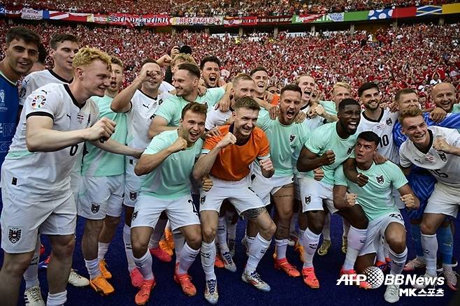 경기 후 승리를 만끽하는 오스트리아 선수단. 사진(독일 베를린)=ⓒAFPBBNews = News1