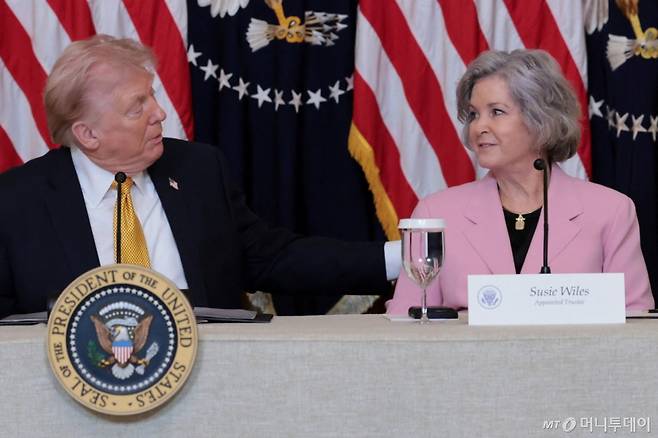 (워싱턴 로이터=뉴스1) 김경민 기자 = 도널드 트럼프 미국 대통령과 수지 와일스 백악관 비서실장이 16일(현지시간) 워싱턴DC 백악관 이스트룸에서 기자회견을 갖고 있다. 2026.3.16  ⓒ 로이터=뉴스1  Copyright (C) 뉴스1. All rights reserved. 무단 전재 및 재배포,  AI학습 이용 금지. /사진=(워싱턴 로이터=뉴스1) 김경민 기자