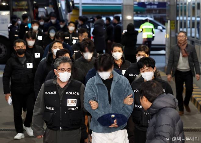 [부산=뉴시스] 하경민 기자 = 캄보디아 범죄단체에 가담한 혐의로 강제송환된 한국인 조직원 일부가 23일 부산 동래구 동래경찰서로 압송되고 있다.    강제송환된 한국인 조직원 73명 중 부산으로 압송된 49명(시하누크빌 조직)은 경찰서 유치장 6곳에 분산 수감돼 조사를 받는다. 2026.01.23. yulnetphoto@newsis.com /사진=하경민