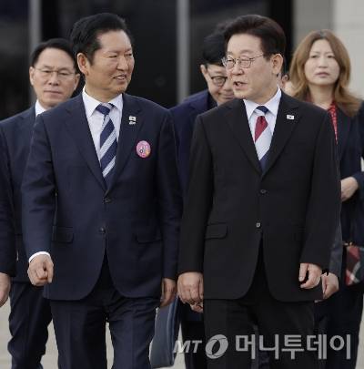 [성남=뉴시스] 최동준 기자 = 싱가포르와 필리핀을 국빈 방문하는 이재명 대통령이 1일 경기 성남 서울공항에서 정청래 더불어민주당 대표와 대화하며 공군1호기로 향하고 있다. 2026.03.01. photocdj@newsis.com /사진=최동준