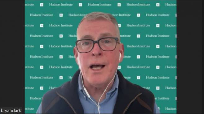 브라이언 클라크 미국 허드슨연구소 국방개념및기술센터(Center for Defense Concepts and Technology) 소장이 16일 오후 2시30분(미국 동부시간) 동행미디어 시대와 화상 인터뷰를 하고 있는 모습. 클라크 소장은 해군 참모총장 직속 특별보좌관으로 활동하면서 미 해군의 장기적인 전력 투사 전략을 수립하는 데 핵심적인 역할을 했다. 해군력과 전자전, 모자이크전(Mosaic Warfare) 등 최첨단 군사기술 관련 미 전쟁부에 정책적 대안을 제시하고 있다. / 사진=줌(Zoom)