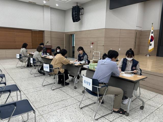 지난해 서울 구로구의 ‘찾아가는 건강상담실’ 참여자들이 건강 상담을 받고 있다. 구로구청 제공