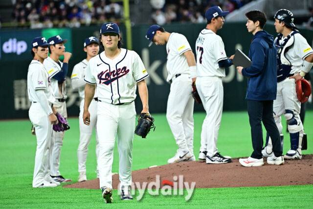 8일 일본 도쿄돔에서 열린 2026 월드 베이스볼 클래식(WBC) 조별리그 한국-대만 경기. 곽빈이 7회초 1사 1루 지리지라오에게 볼넷을 내주고 교체되고 있다./도쿄(일본)=한혁승 기자 hanfoto@mydaily.co.kr