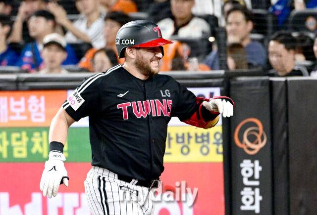 2025년 9월 27일 오후 대전 한화생명 볼파크에서 열린 '2025 신한 SOL뱅크 KBO 리그' LG 트윈스와 한화 이글스의 경기LG 오스틴이 6회초 2사 후 솔로 홈런을 친 뒤 기뻐하고 있다./마이데일리