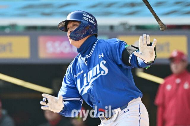 17일 인천 SSG랜더스필드에서 열린 '2026 신한 SOL BANK KBO리그' SSG 랜더스와 삼성 라이온즈 시범경기. 삼성 전병우가 8회초 무사 만루에 2타점 적시 2루타를 치고 있다./인천 = 한혁승 기자