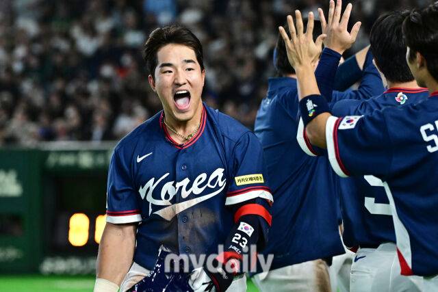 9일 일본 도쿄돔에서 열린 2026 월드 베이스볼 클래식(WBC) 조별리그 한국-호주 경기.안현민이 9회초 1사 1-3루 희생플라이로 1타점 후 기뻐하고 있다./마이데일리