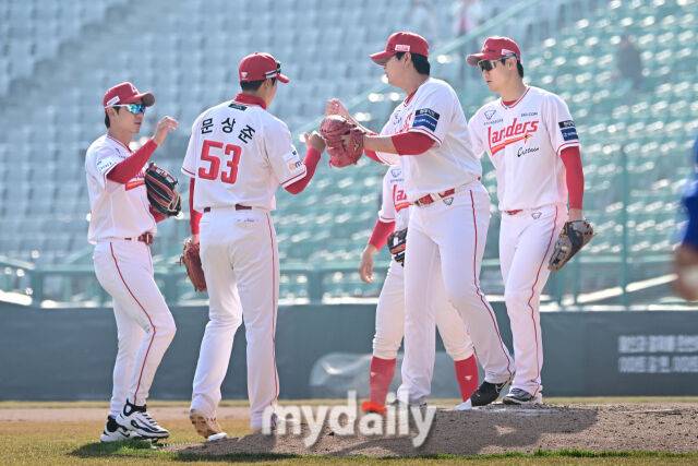 17일 인천 SSG랜더스필드에서 열린 '2026 신한 SOL BANK KBO리그' SSG 랜더스와 삼성 라이온즈 시범경기. SSG가 8-4로 삼성에 승리 후 기뻐하고 있다./인천 = 한혁승 기자