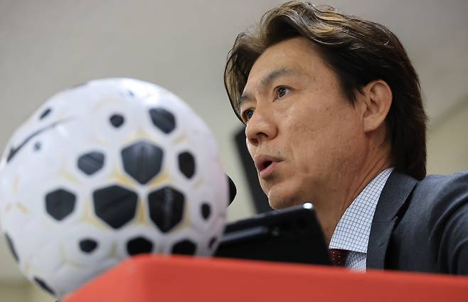홍명보 축구 국가대표팀 감독이 16일 천안 코리아풋볼파크에서 열린 3월 유럽 원정 평가전 명단발표 기자회견에서 질문에 답하고 있다. [연합]