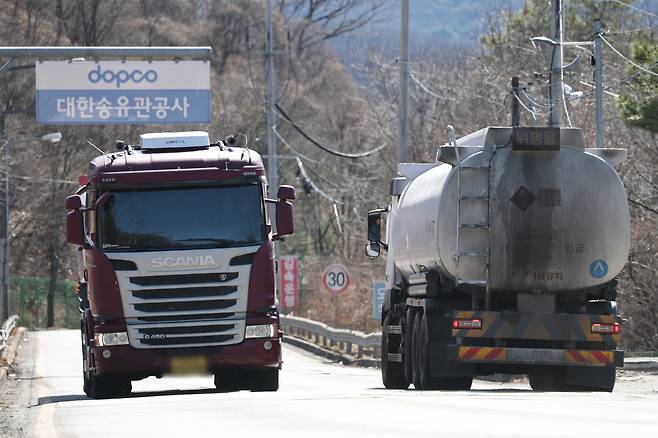 이란이 핵심적인 에너지 수송로인 호르무즈 해협 봉쇄에 나서며 유가가 급등할 것으로 보이는 가운데 3일 경기도 성남시 대한송유관공사 서울지사 인근에서 유조차들이 오가고 있다. 우리나라는 지난해 기준으로 중동 원유 도입이 전체 70%에 달하고, 이 중 95% 이상이 호르무즈 해협을 통과했을 정도로 중동산 원유 의존도가 높다. 호르무즈 해협이 봉쇄될 경우 타격이 막대할 것이라는 분석이 나온다. [연합]