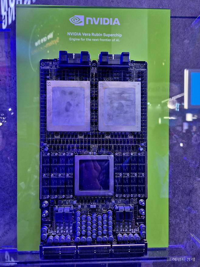 삼성전자는 16일(현지시간) 개막한 GTC 2026에서 엔비디아의 차세대 슈퍼칩 ‘베라 루빈’ 실물을 전시했다. 여기엔 삼성전자의 HBM4, 소캠2(SOCAMM2), 서버용 SSD가 모두 탑재됐다. 김현일 기자