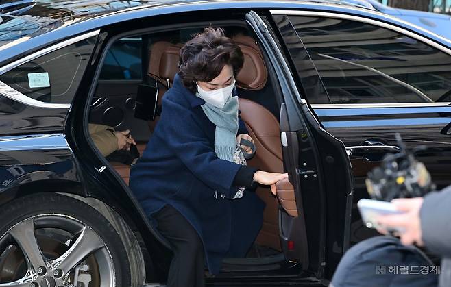법인카드 유용 의혹 등을 받는 김병기 무소속(전 더불어민주당) 의원의 배우자인 이모 씨가 지난 1월 22일 오후 서울 마포구 서울경찰청 공공범죄수사대로 조사를 받기 위해 출석하고 있다. 이상섭 기자