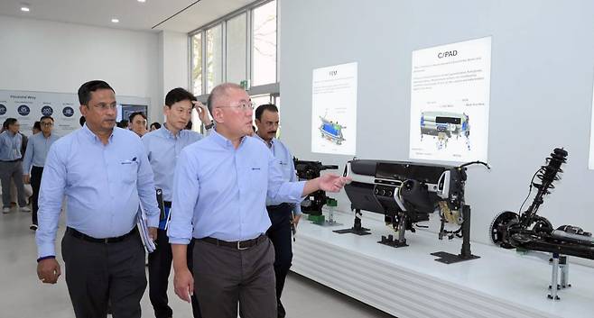 정의선 현대자동차그룹 회장이 올해 1월 13일 현대차 인도 푸네공장에서 임직원들과 함께 자동차 부품을 점검하고 있다. [현대자동차그룹 제공]