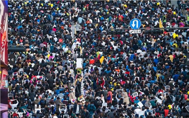 해당 사진은 기사 본문과 관계없습니다. 서울 거리에 몰린 인파. [게티이미지뱅크]