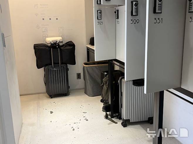 [서울=뉴시스] 신유림 기자 = 전날(16일) 찾은 서울 종로구 한 캡슐호텔 복도에 캐리어 등 여행 짐이 놓여 있다. 2026.03.17. spicy@newsis.com