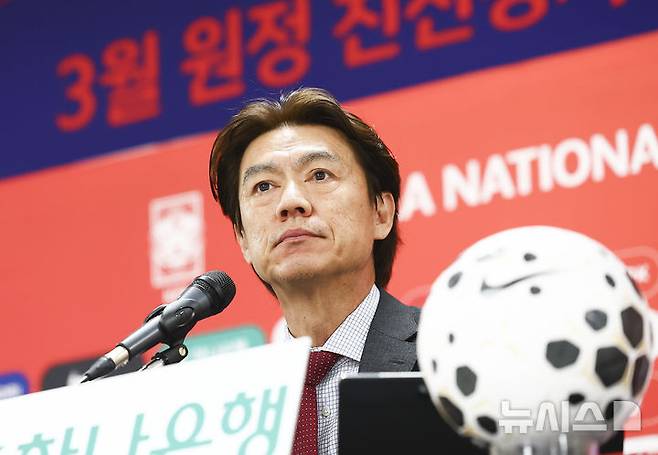 [천안=뉴시스] 김근수 기자 = 홍명보 대한민국 축구대표팀 감독이 16일 오후 충남 천안시 코리아 풋볼파크 스타디움에서 열린 남자 축구국가대표팀 3월 유럽원정 평가전 명단발표 기자회견에서 명단을 발표하고 있다. 2026.03.16. ks@newsis.com
