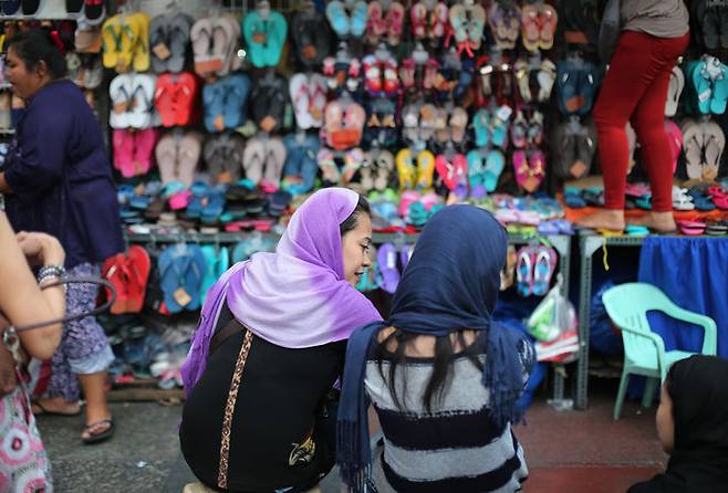 [마닐라=AP/뉴시스] 필리핀 여성 상당수가 '여성의 자리는 가정'이라는 전통적 인식에 동의한다는 조사 결과가 나왔다. 사진은 필리핀 마닐라 거리에서 대화를 나누는 여성들. 2026.03.17.